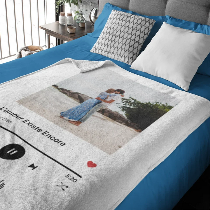 mockup-of-a-fleece-blanket-placed-over-a-bed-31314